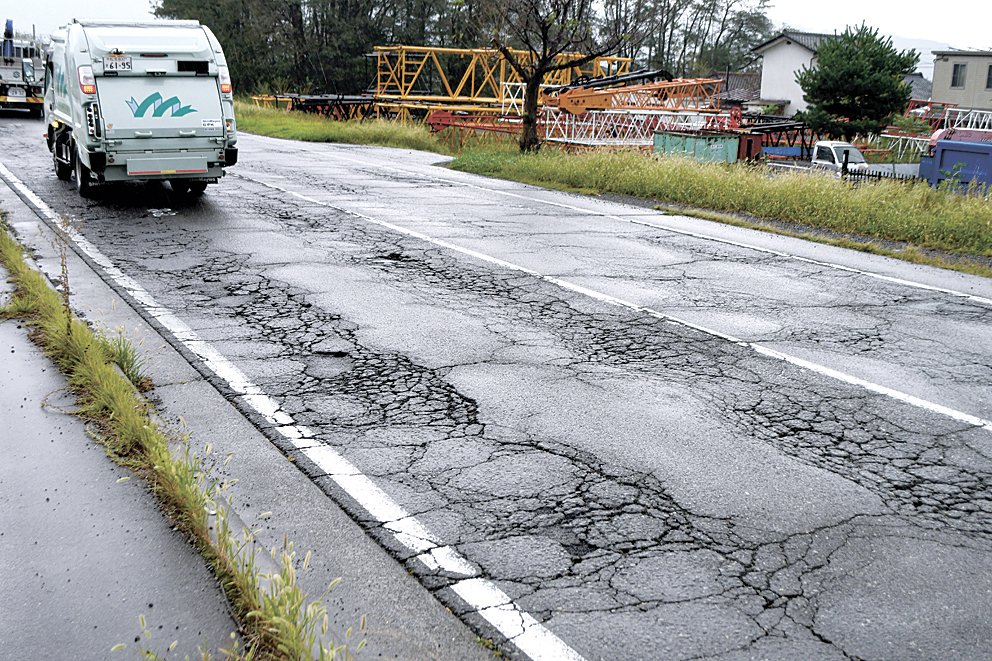 【長野】市道の舗装劣化で事故多発　補修予算増額求める声も　松本市